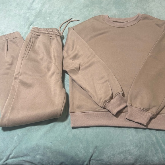 Women’s Jogging Suit in Size Medium Petite - Picture 1 of 8